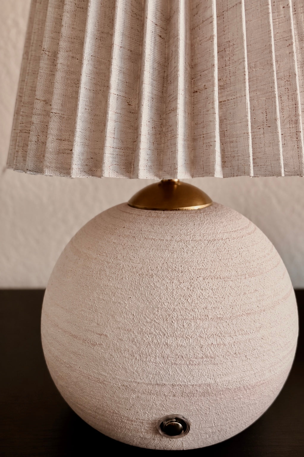 Lámpara Luna encendida en mesa de noche