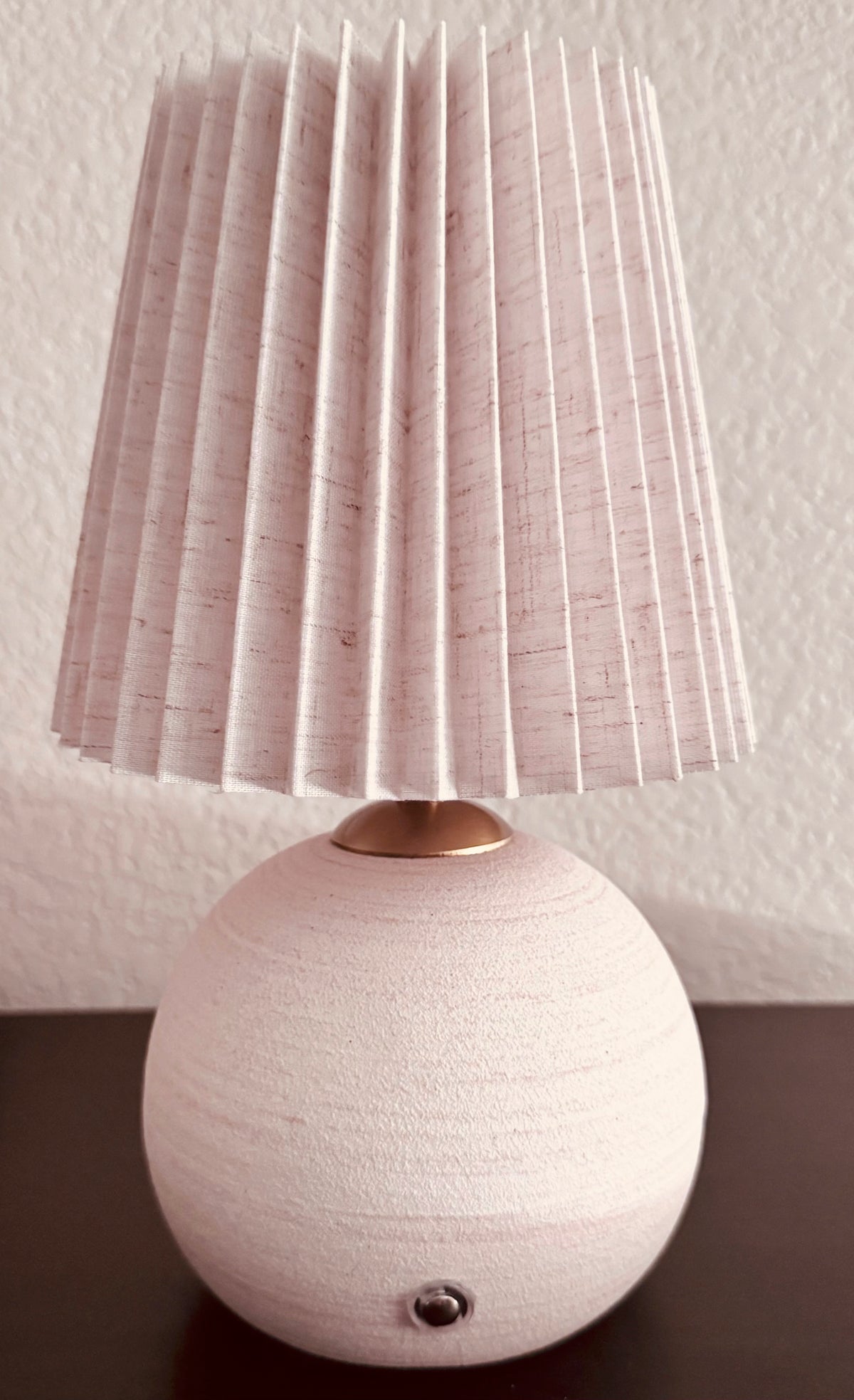 Lámpara Luna – foto real, base de cerámica y pantalla plisada